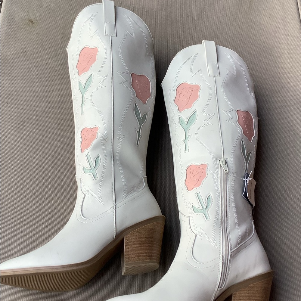 White Floral Embroidered Women's Boots